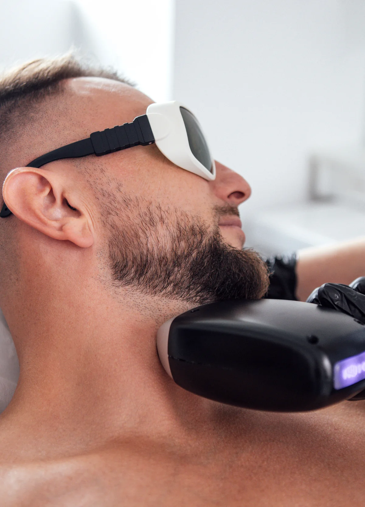 Man receiving an aesthetic treatment on his neck